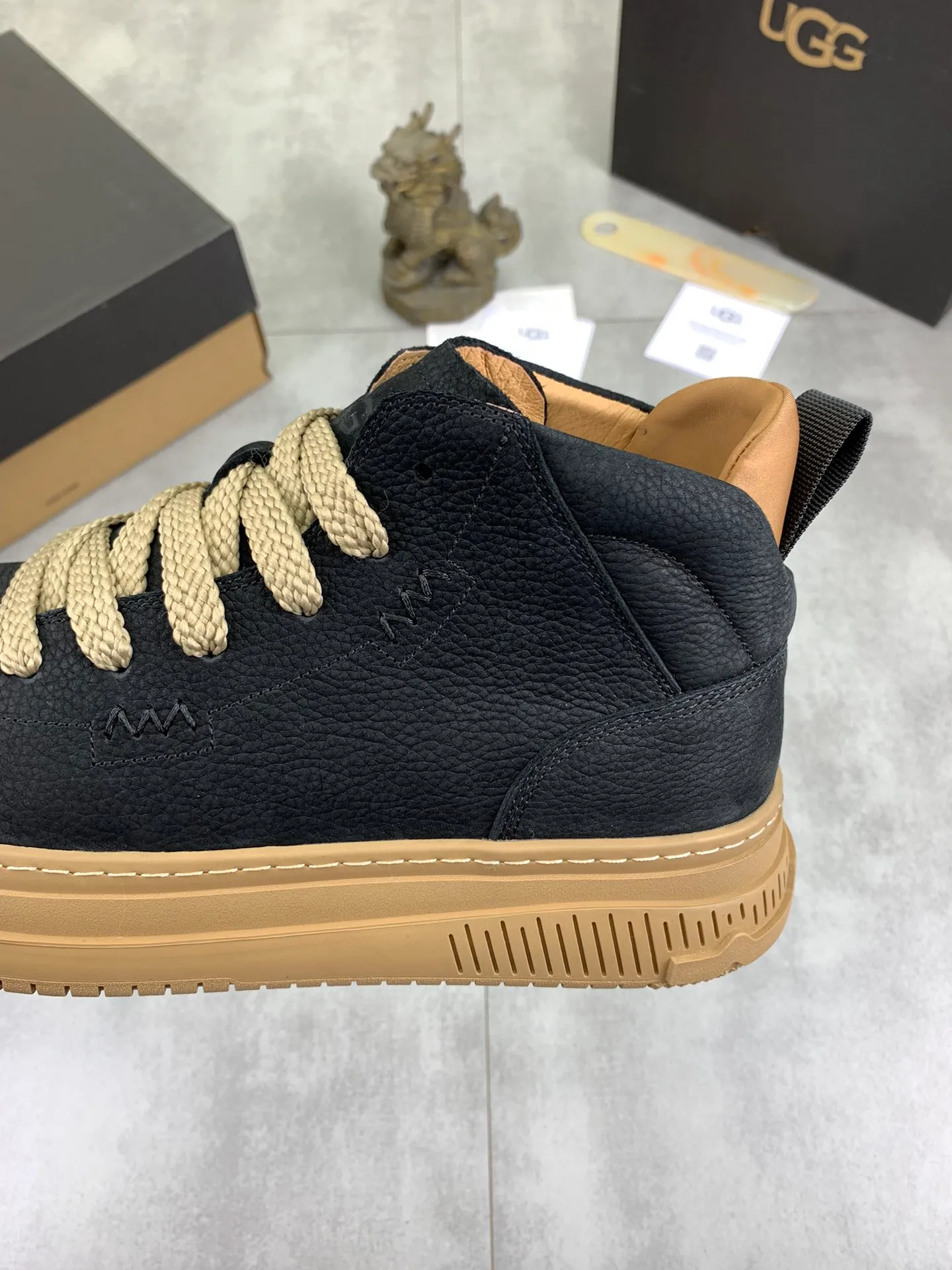 Men's Men's Shoes P620 [New Style] 💰 🆘 "Real Wool" [UGG] 👉 Popular men's shoes official website synchronization 🔰 Genuine quality [proud] is not comparable to the imitations in the general market 🌀 The upper is imported Italian frosted cowhide, and the lining: foot pad 🅰️ grade 🐑 real wool 👻 Only Grade A can show the effect The hand feels smooth and delicate 🔱The shoe shape is grand, only genuine factories can achieve it 🎄The perfect toughness of the original outsole 👻⬛️ allows customers to bid farewell to one-time consumption. Real wool lining, super warm. 4⃣️Color options available Size: 38-44